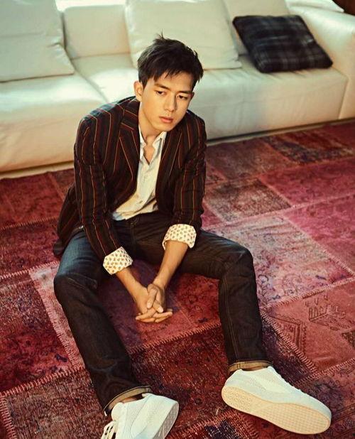 李现西装照片,演绎都市精英风采